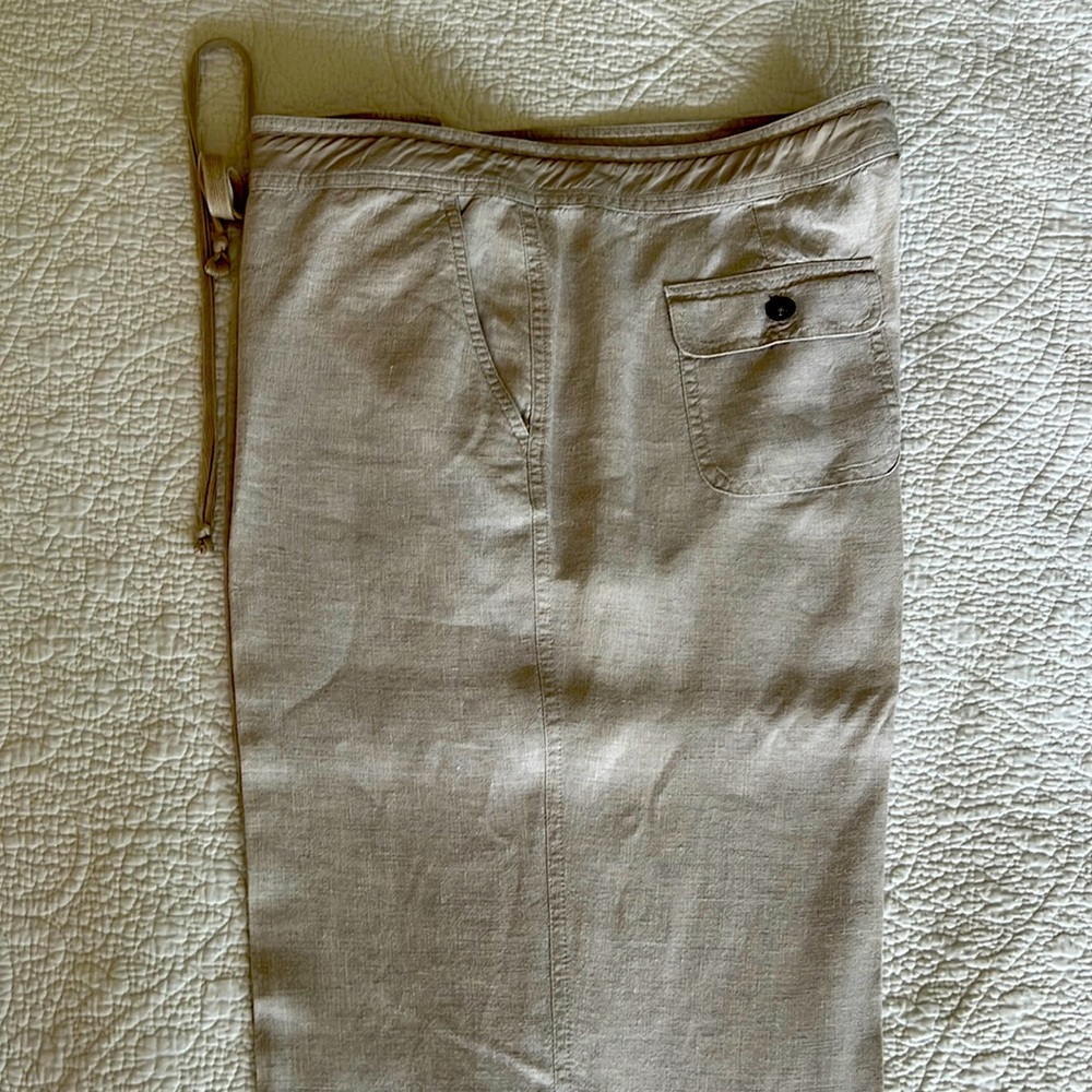 Talbots Ladies natural color linen crop pants with drawstring waist.